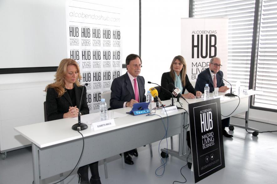 Rueda de Prensa Presentación Alcobendas HUB - Imagen del alcalde García de Vinuesa y otras autoridades en la mesa de presentación.