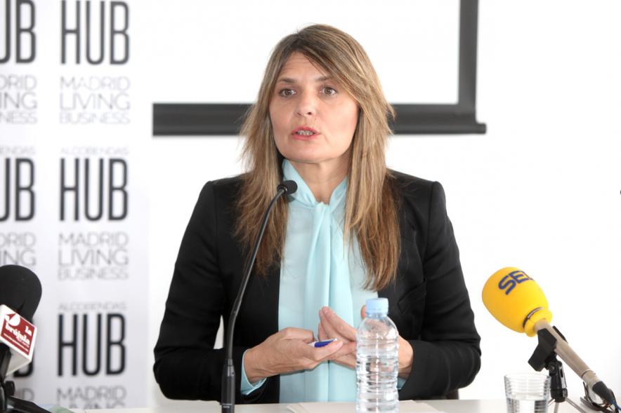 Rueda de Prensa Presentación Alcobendas HUB - Imagen de una mujer dirigiéndose al público asistente.