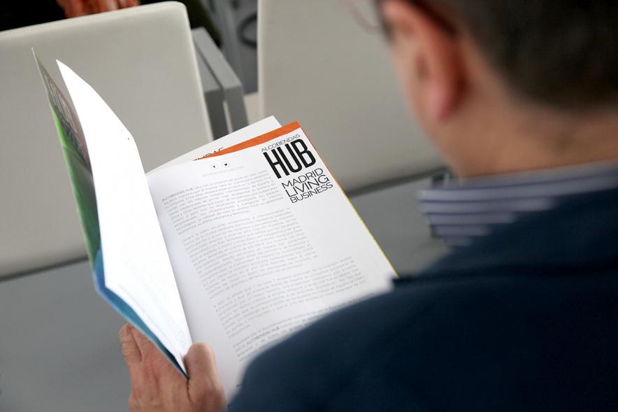 Rueda de Prensa Presentación Alcobendas HUB - Imagen de una persona leyendo un informe sobre el HUD.
