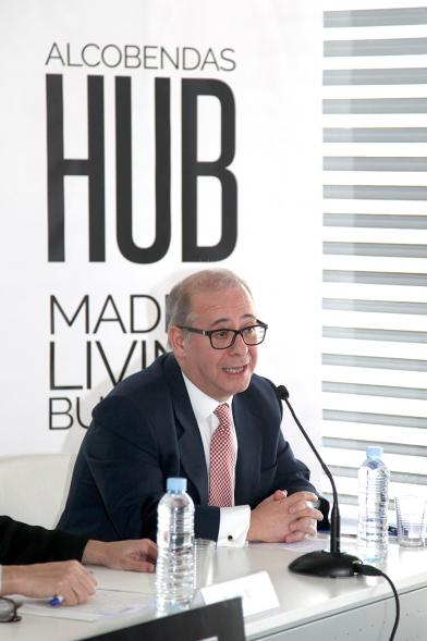 Rueda de Prensa Presentación Alcobendas HUB - Imagen de un hombre dirigiéndose al público asistente.