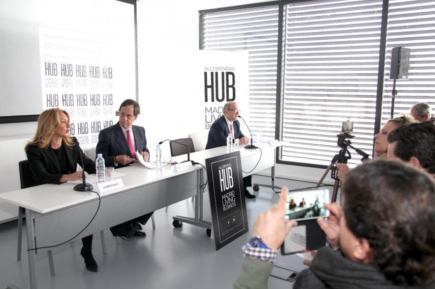 Rueda de Prensa Presentación Alcobendas HUB - Imagen del alcalde García de Vinuesa y otras autoridades en la mesa de presentación.