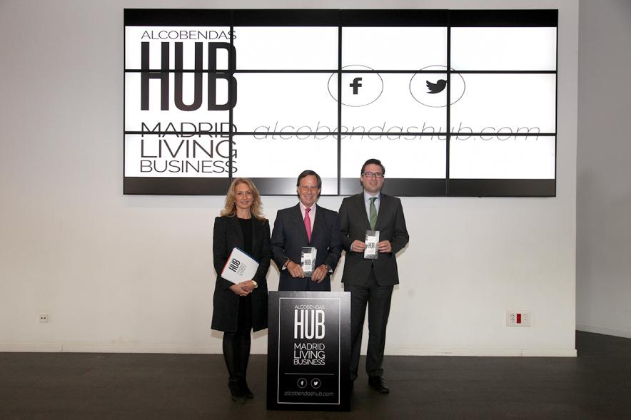 Rueda de Prensa Presentación Alcobendas HUB - Imagen del alcalde García de Vinuesa y otras personas posando delante del logo de HUD.