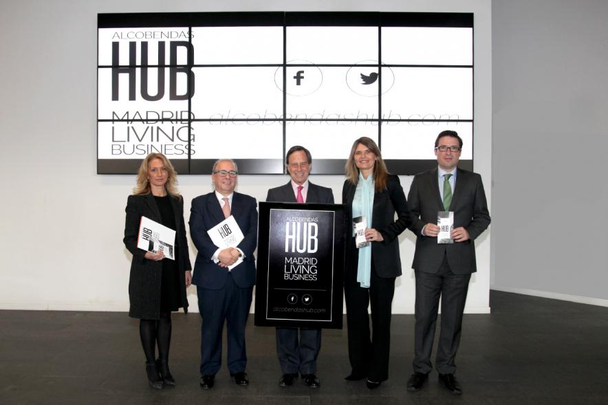 Rueda de Prensa Presentación Alcobendas HUB - Imagen del alcalde García de Vinuesa y otras personas posando delante del logo de HUD.