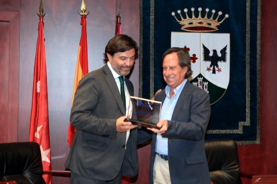 Recepción a Representación del Equipo de Fútbol Alcobendas Levitt - El alcalde García de Vinuesa recibiendo una placa del equipo de futbol.