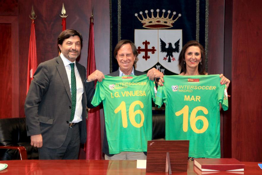 Recepción a Representación del Equipo de Fútbol Alcobendas Levitt - El alcalde García de Vinuesa recibiendo una camiseta del equipo de futbol.