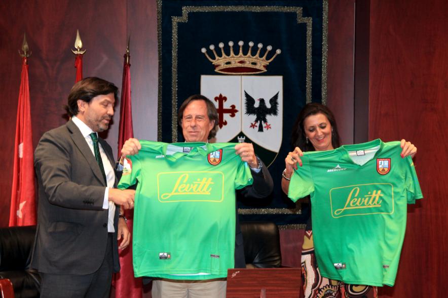 Recepción a Representación del Equipo de Fútbol Alcobendas Levitt - El alcalde García de Vinuesa recibiendo una camiseta del equipo de futbol.