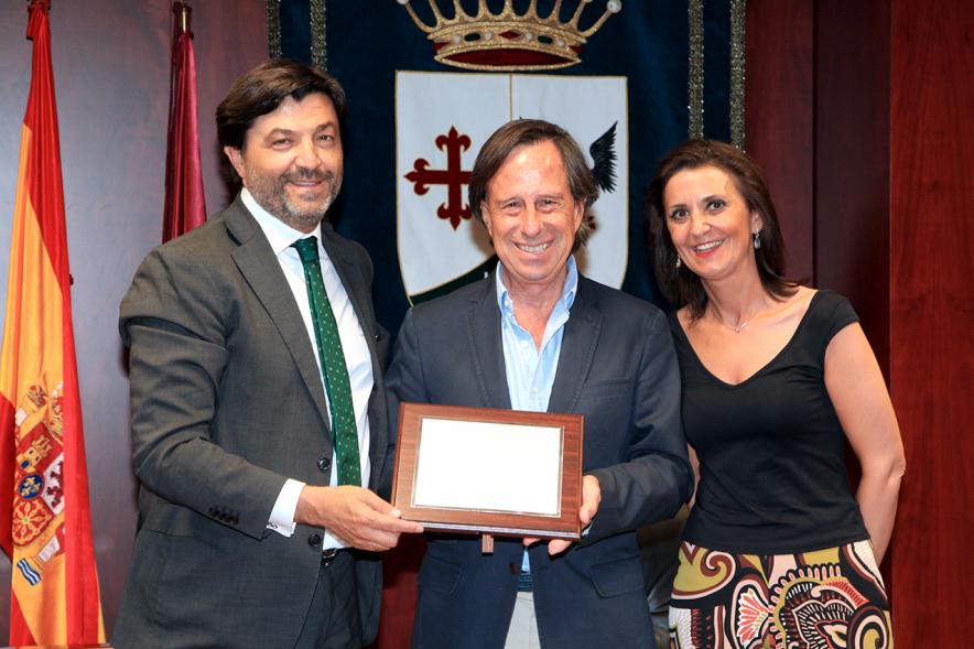 Recepción a Representación del Equipo de Fútbol Alcobendas Levitt - El alcalde García de Vinuesa recibiendo una placa del equipo de futbol.