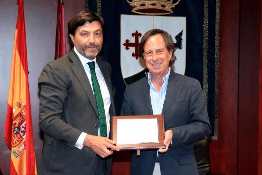Recepción a Representación del Equipo de Fútbol Alcobendas Levitt - El alcalde García de Vinuesa recibiendo una placa del equipo de futbol.