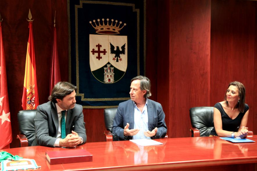 Recepción a Representación del Equipo de Fútbol Alcobendas Levitt - El alcalde García de Vinuesa diciendo unas palabras.