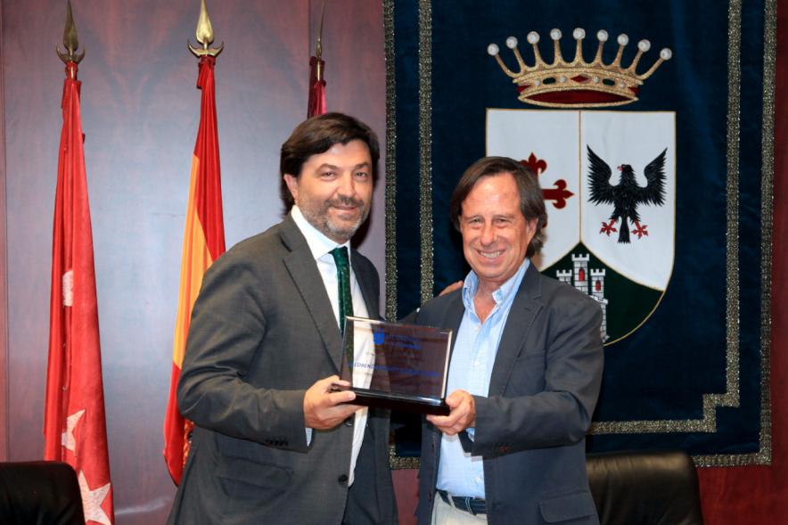 Recepción a Representación del Equipo de Fútbol Alcobendas Levitt - El alcalde García de Vinuesa recibiendo una placa del equipo de futbol.