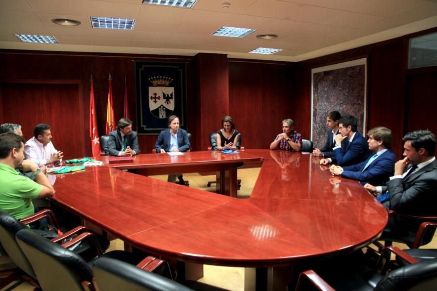 Recepción a Representación del Equipo de Fútbol Alcobendas Levitt - El alcalde García de Vinuesa diciendo unas palabras.