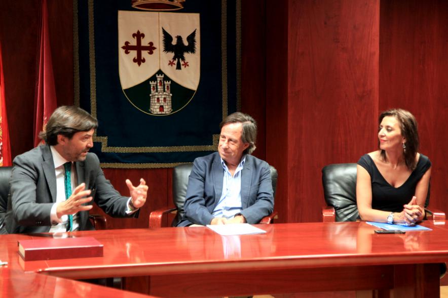 Recepción a Representación del Equipo de Fútbol Alcobendas Levitt - El alcalde García de Vinuesa diciendo unas palabras.