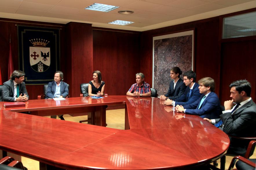 Recepción a Representación del Equipo de Fútbol Alcobendas Levitt - El alcalde García de Vinuesa diciendo unas palabras.