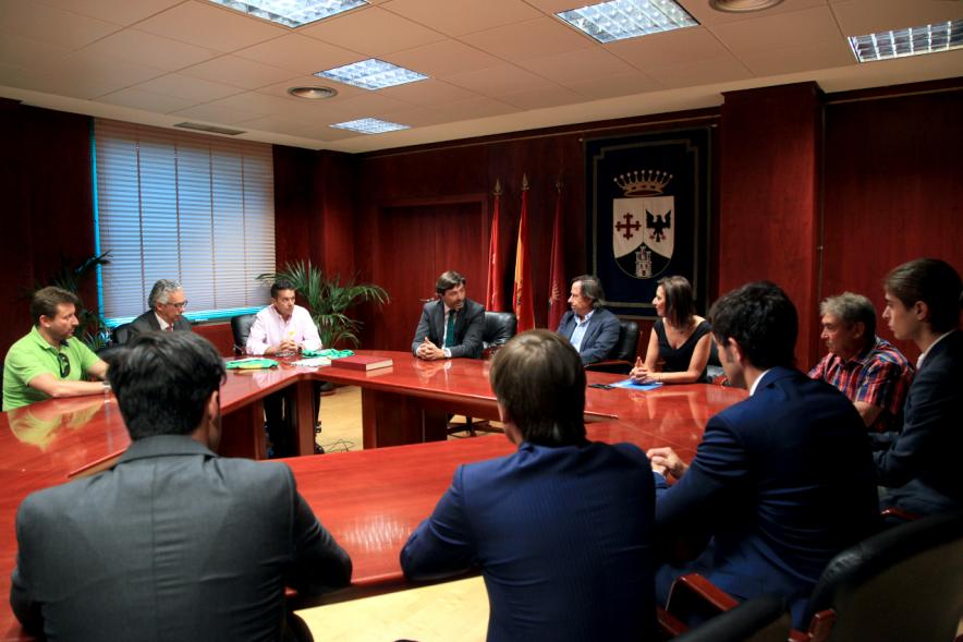 Recepción a Representación del Equipo de Fútbol Alcobendas Levitt - El alcalde García de Vinuesa diciendo unas palabras.
