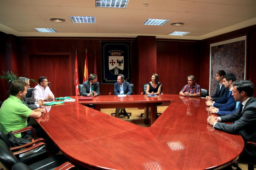 Recepción a Representación del Equipo de Fútbol Alcobendas Levitt - Asistentes al acto.