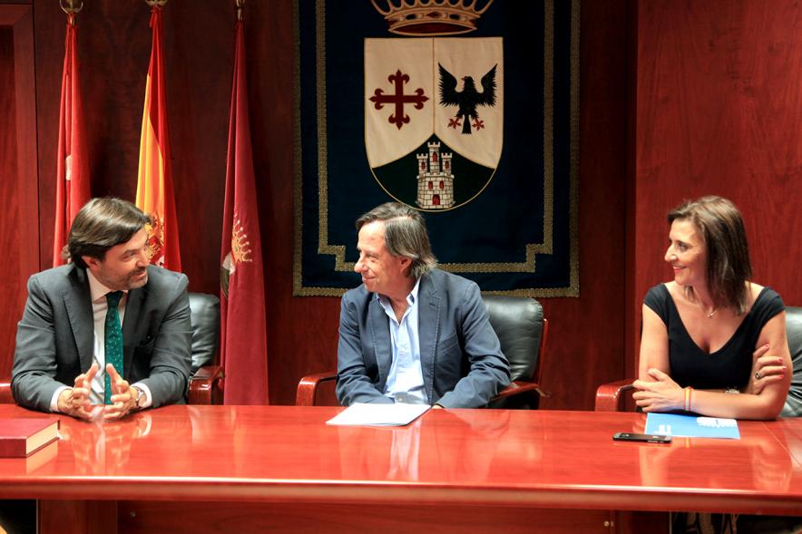 Recepción a Representación del Equipo de Fútbol Alcobendas Levitt - El alcalde García de Vinuesa diciendo unas palabras.