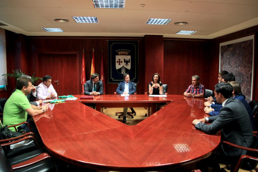Recepción a Representación del Equipo de Fútbol Alcobendas Levitt - Asistentes al acto.