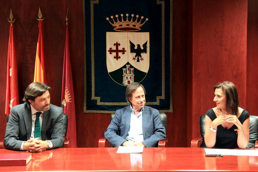 Recepción a Representación del Equipo de Fútbol Alcobendas Levitt - El alcalde García de Vinuesa diciendo unas palabras.