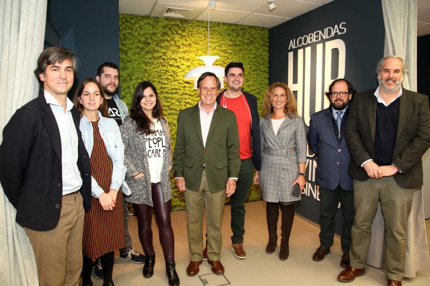 Presentación Nueva Oficina Alcobendas Hub - Imagen del alcalde García de Vinuesa acompañado por la directora Elisabetta Braco de la nueva oficina Alcobendas Hub y otras personalidades.