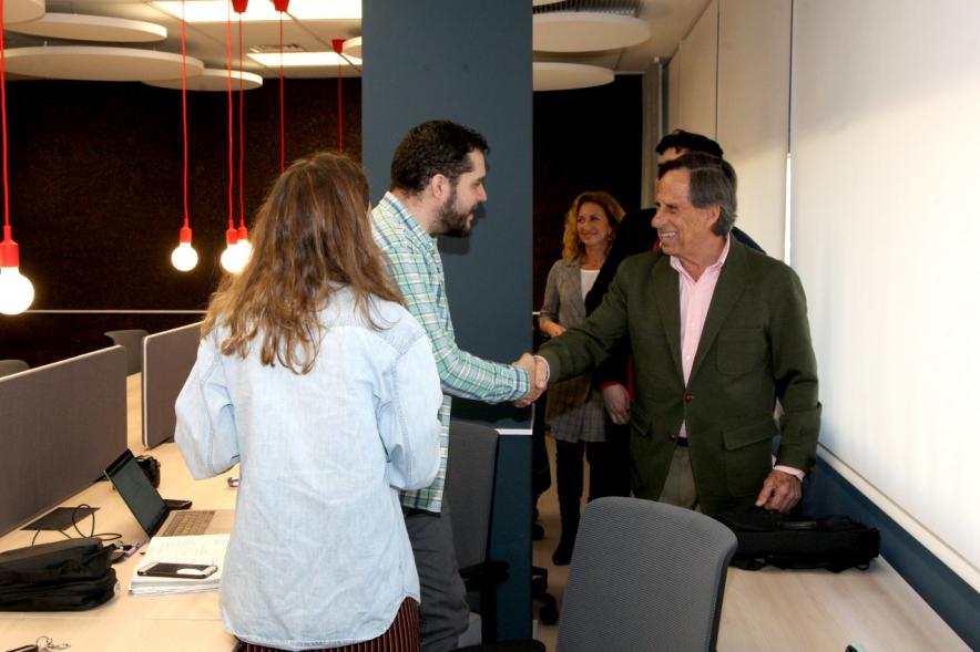 Presentación Nueva Oficina Alcobendas Hub - Imagen del alcalde García de Vinuesa en la nueva oficina Alcobendas Hub saludando a algunos representantes de la empresa.