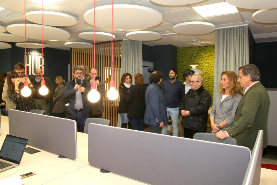 Presentación Nueva Oficina Alcobendas Hub - Imagen del alcalde García de Vinuesa a acompañado entre otras personalidades por la directora Elisabetta Braco de la  nueva oficina Alcobendas Hub, recorriendo las instalaciones.