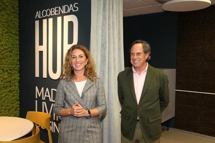 Presentación Nueva Oficina Alcobendas Hub -  Imagen del alcalde García de Vinuesa a acompañado por la directora Elisabetta Braco de la  nueva oficina Alcobendas Hub.
