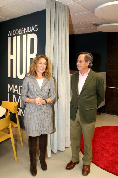 Presentación Nueva Oficina Alcobendas Hub - Imagen del alcalde García de Vinuesa a acompañado entre otras personalidades por la directora Elisabetta Braco de la  nueva oficina Alcobendas Hub.