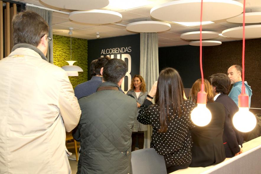 Presentación Nueva Oficina Alcobendas Hub - Imagen del alcalde García de Vinuesa a acompañado entre otras personalidades por la directora Elisabetta Braco de la nueva oficina Alcobendas Hub, recorriendo las instalaciones.