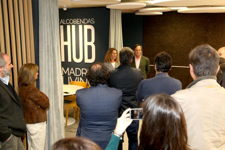 Presentación Nueva Oficina Alcobendas Hub - Imagen del alcalde García de Vinuesa acompañado entre otras personalidades por la directora Elisabetta Braco de la  nueva oficina Alcobendas Hub.