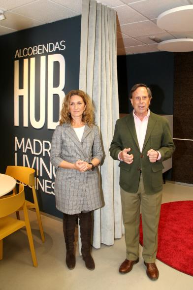 Presentación Nueva Oficina Alcobendas Hub - Imagen del alcalde García de Vinuesa junto a la directora Elisabetta Braco en la nueva oficina Alcobendas Hub.