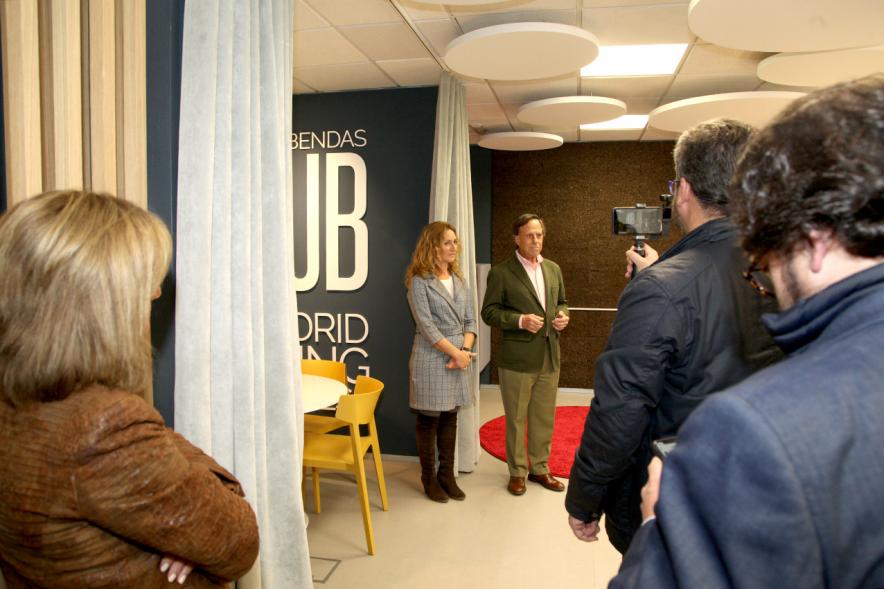 Presentación Nueva Oficina Alcobendas Hub - Imagen del alcalde García de Vinuesa acompañado por la directora Elisabetta Braco de la  nueva oficina Alcobendas Hub.