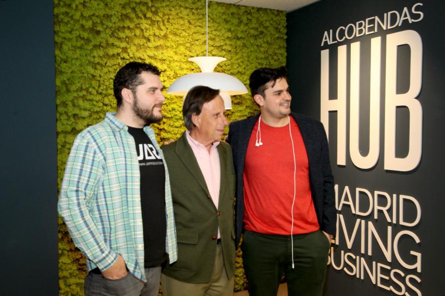Presentación Nueva Oficina Alcobendas Hub - Imagen del alcalde García de Vinuesa en la nueva oficina Alcobendas Hub junto a algunos representantes de la empresa.
