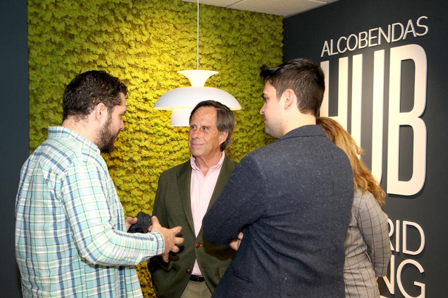 Presentación Nueva Oficina Alcobendas Hub - Imagen del alcalde García de Vinuesa en la nueva oficina Alcobendas Hub charlando con algunos representantes de la empresa.