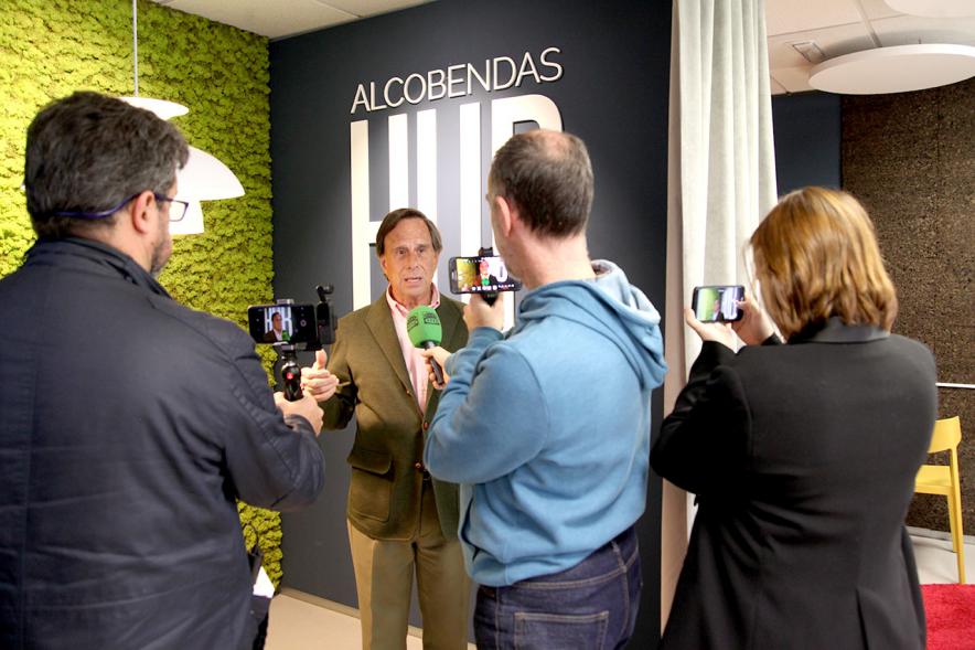 Presentación Nueva Oficina Alcobendas Hub - Imagen del alcalde García de Vinuesa contestando a algunas preguntas a los periodistas asistentes al acto.