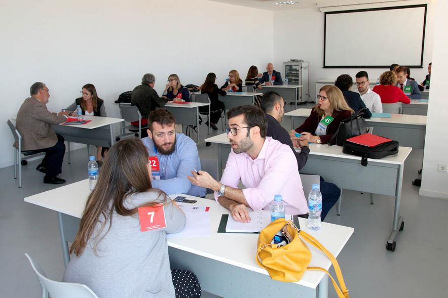 Participantes charlando en grupos 