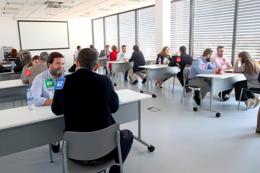 Los participantes hablan entre ellos en grupos como ejercicio