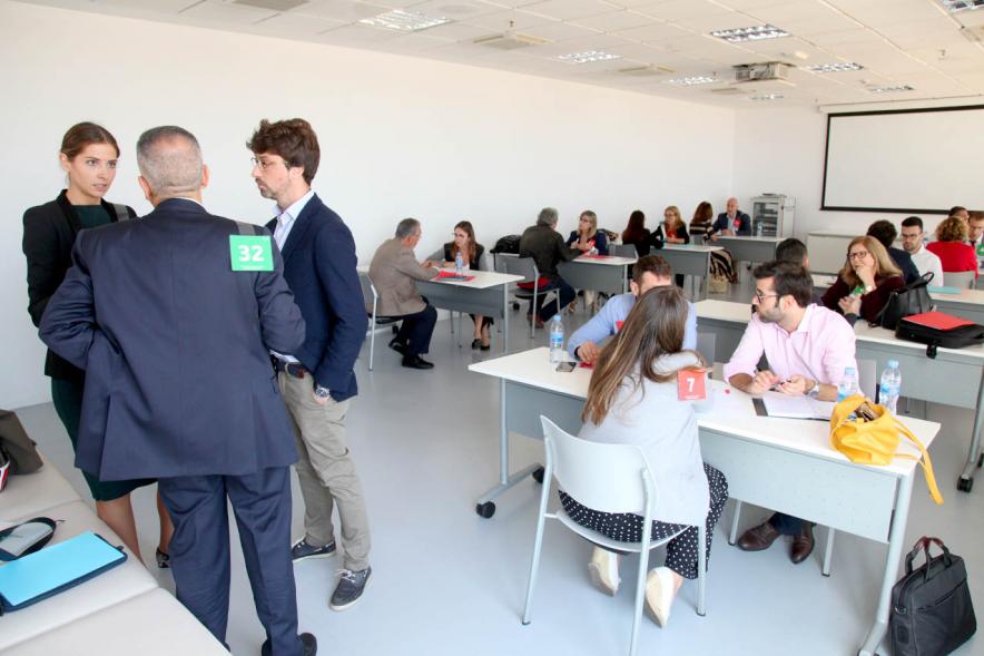 Participantes charlando en grupos