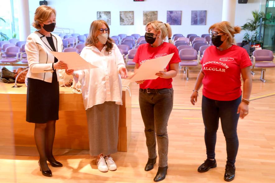 Concejales Inmaculada Puyalto, Ofelia Culebradas y Visitantes. Visita de la Aociación Alcolar al Ayuntamiento -2021
