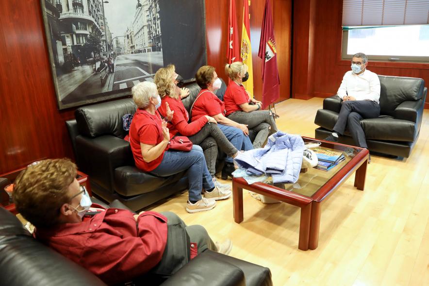 Alcalde Rafael Sánchez y visitantes. Visita de la Aociación Alcolar al Ayuntamiento - 2021