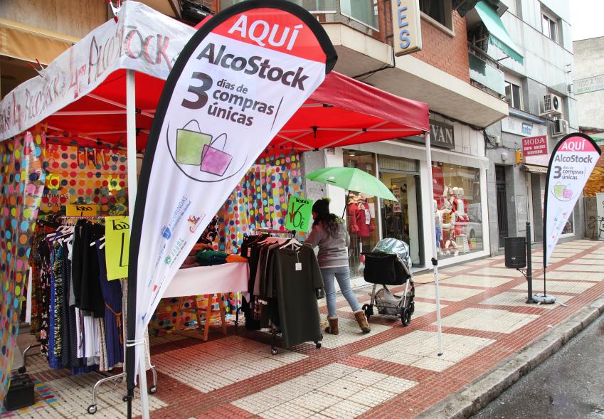 Visita Alcostock 2018 -  Imagen de fachada de un comercio que tiene la señalitica de que participa en la feria.
