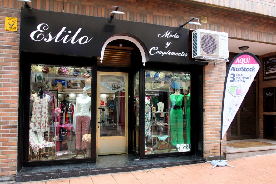 Visita Alcostock 2018 - Imagen de fachada de una tienda que tiene la señalitica de que participa en la feria.