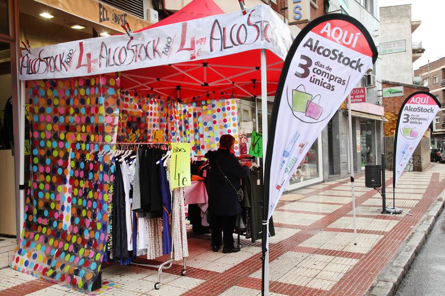Visita Alcostock 2018 - Imagen de fachada de un comercio que tiene la señalitica de que participa en la feria.