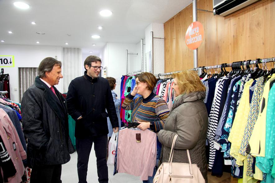 Visita Alcostock 2018 - Imagen del alcalde García de Vinuesa y otra autoridad en el interior de un comercio charlando con unas clientas.