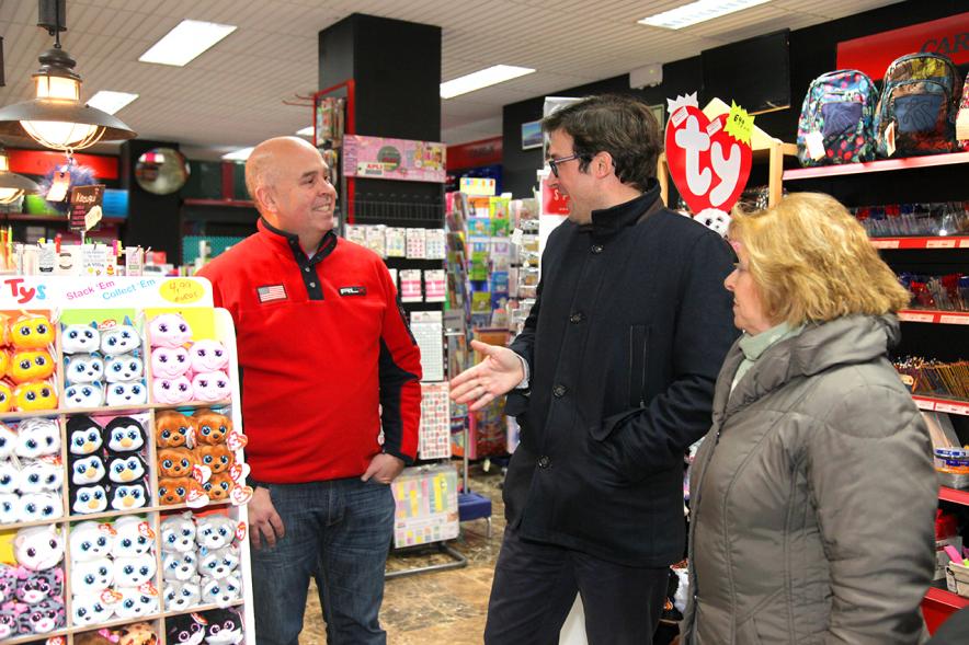 Visita Alcostock 2018 - Imagen de personas charlando en el interior de un comercio.