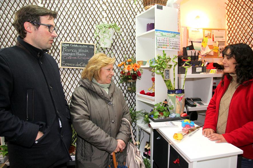 Visita Alcostock 2018 - Imagen de personas charlando en el interior de un comercio.