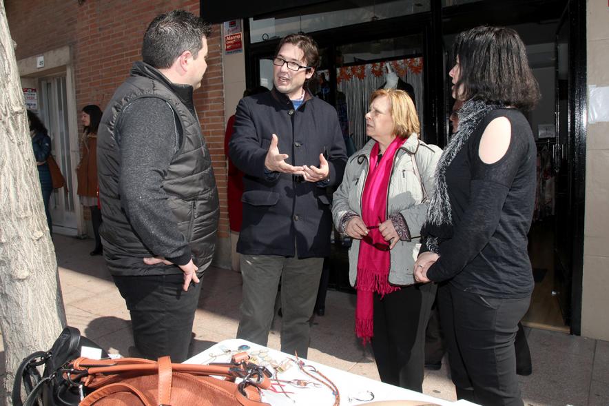 Alcostock 2017 - Imagen de personas hablando con las personas de los stand.