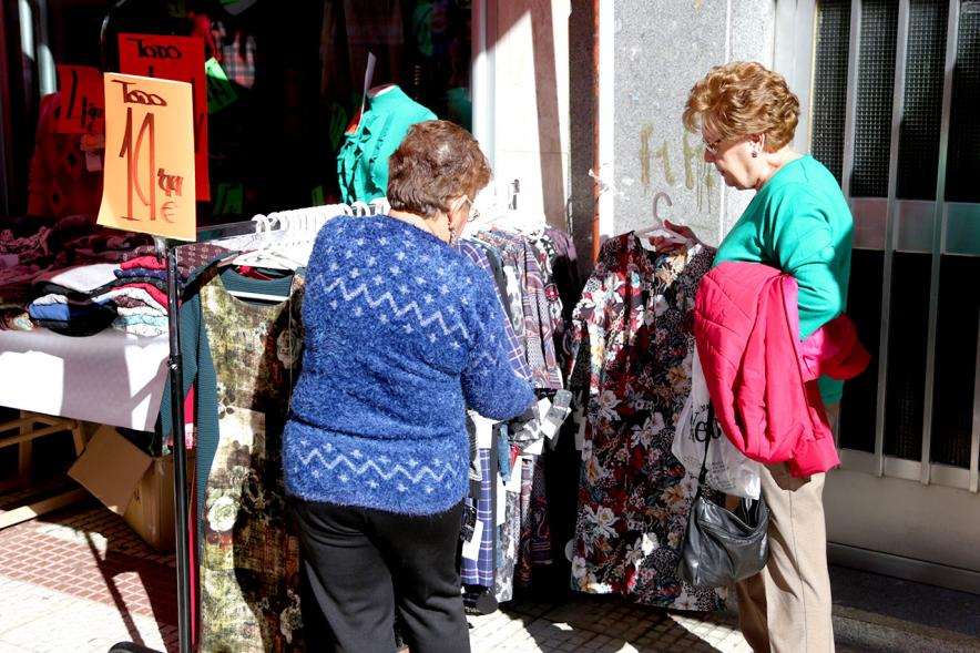 Visita Tiendas Alcostock 2019 - Imagen de varias personas mirando el escaparate de una de las tiendas participantes en la feria.