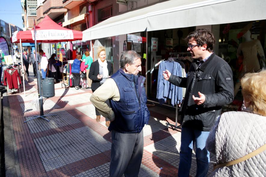 Visita Tiendas Alcostock 2019 - Imagen de un hombre charlando con Agustín Martín, concejal de Economía y Hacienda.