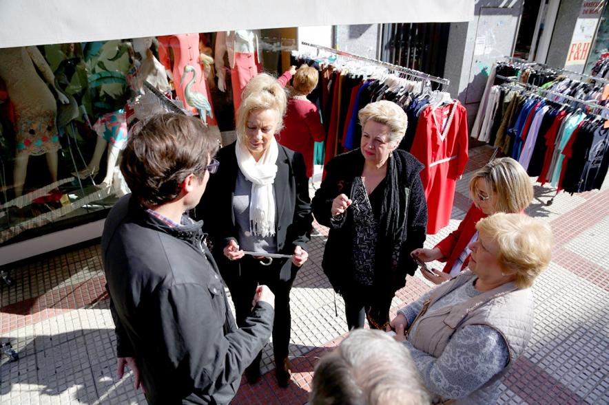 Visita Tiendas Alcostock 2019 -  Imagen de varias mujeres charlando con Agustín Martín, concejal de Economía y Hacienda.