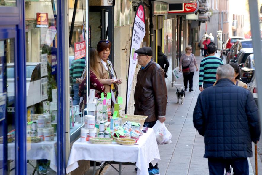 Visita Tiendas Alcostock 2019 - Imagen de una de las tiendas participantes en la feria que saca un mostrador fuera con sus productos.